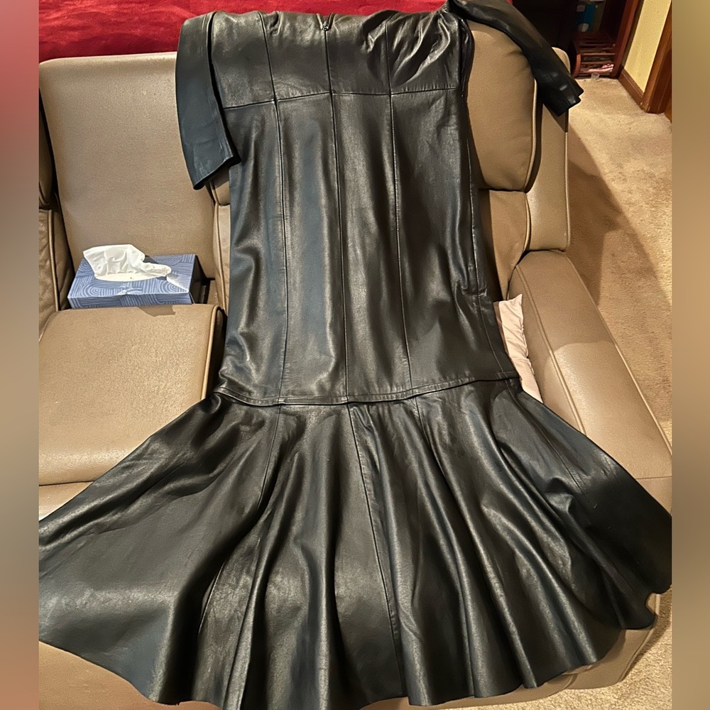 Midi Black Genuine Leather Dress
Size 14 Fully lined. Zip Off Ruffle